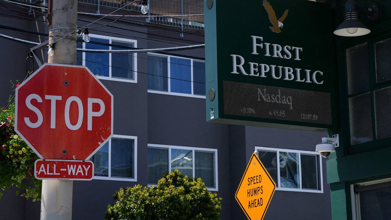 Logo  First Republic Bank na jedn z poboek v San Francisku. Jej pd nechal trhy pomrn v klidu.