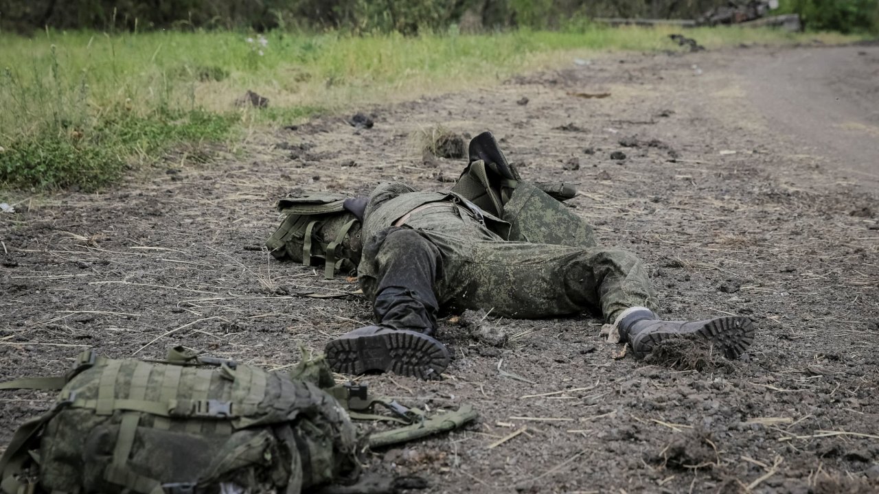 Mrtv rusk vojk u osvobozen obce Storoeve v Donck oblasti.