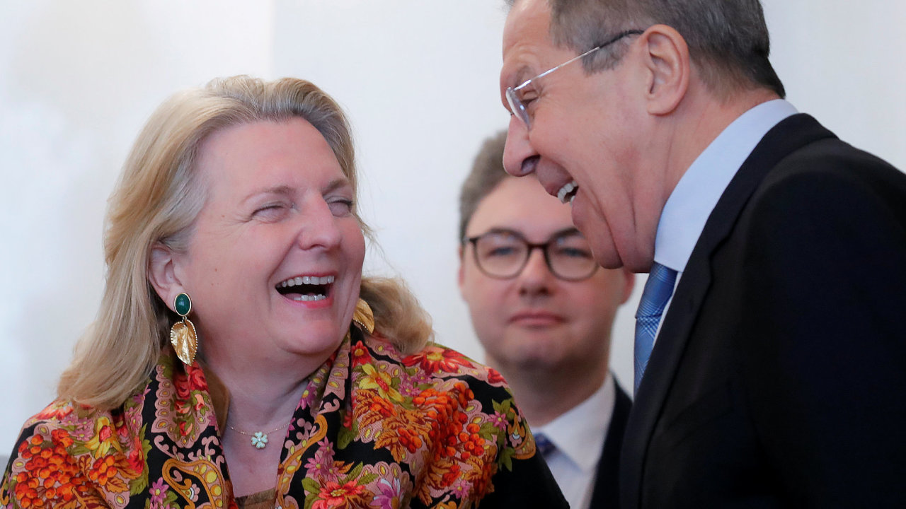 Rakousk exministryn Karin Kneisslov se pesthovala do Ruska. Na snmku je s tamnm ministrem zahrani Sergejem Lavrovem.