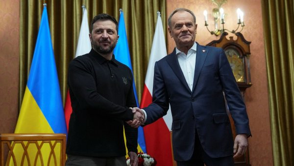 Polský premiér obvinil Rusko z přípravy teroristických útoků proti letadlům &bdquo;po celém světě&ldquo;