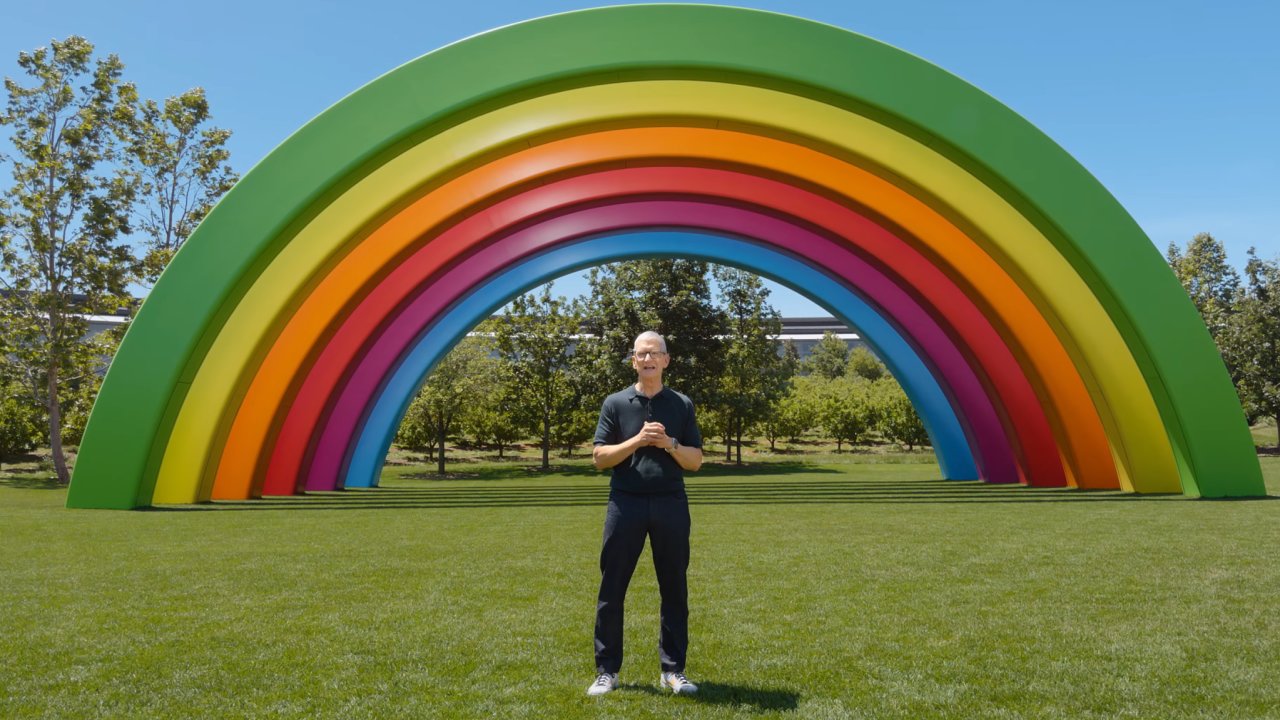 Tim Cook b�hem prezentace na konferenci WWDC 2026