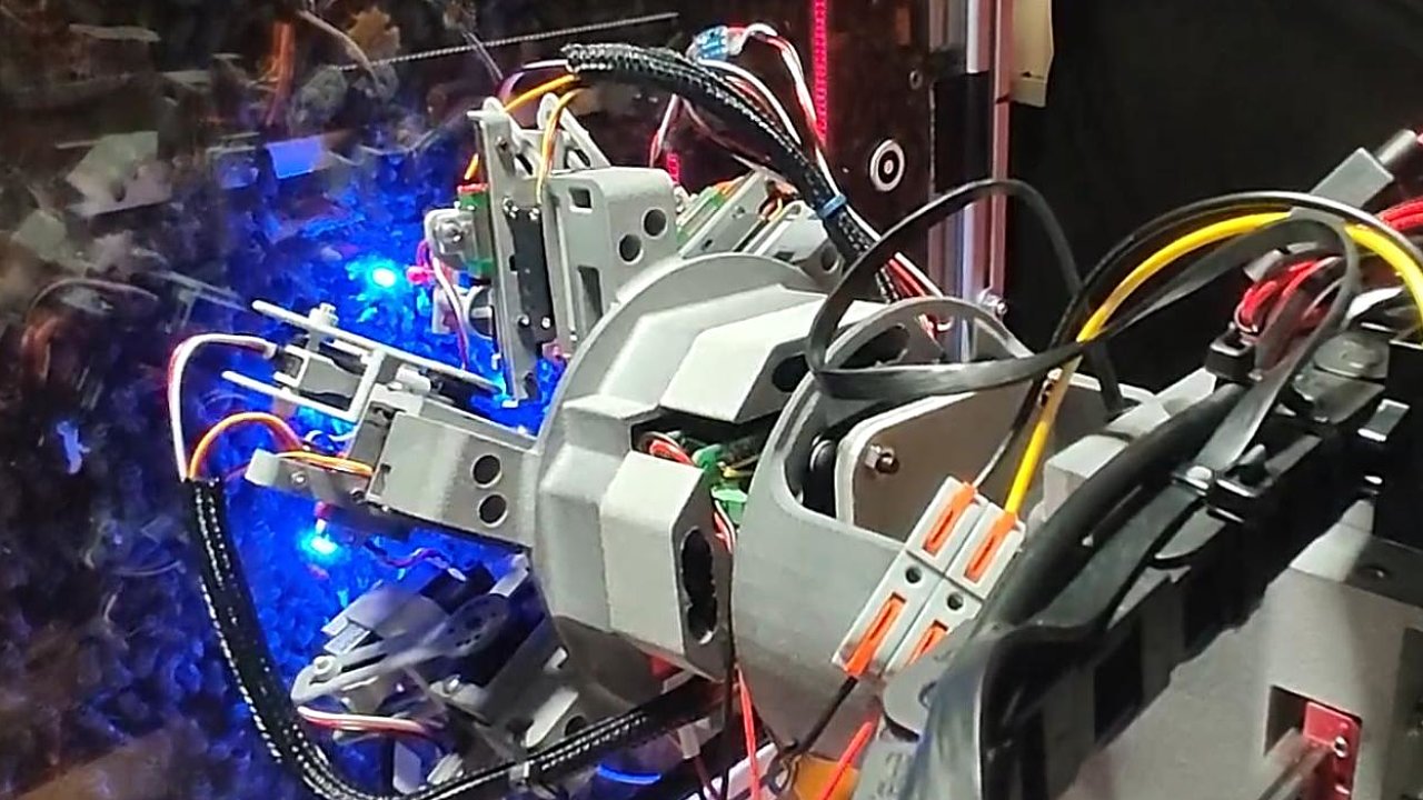 Robot pro interakci se v�el� matkou v�pozorovac�m �lu.