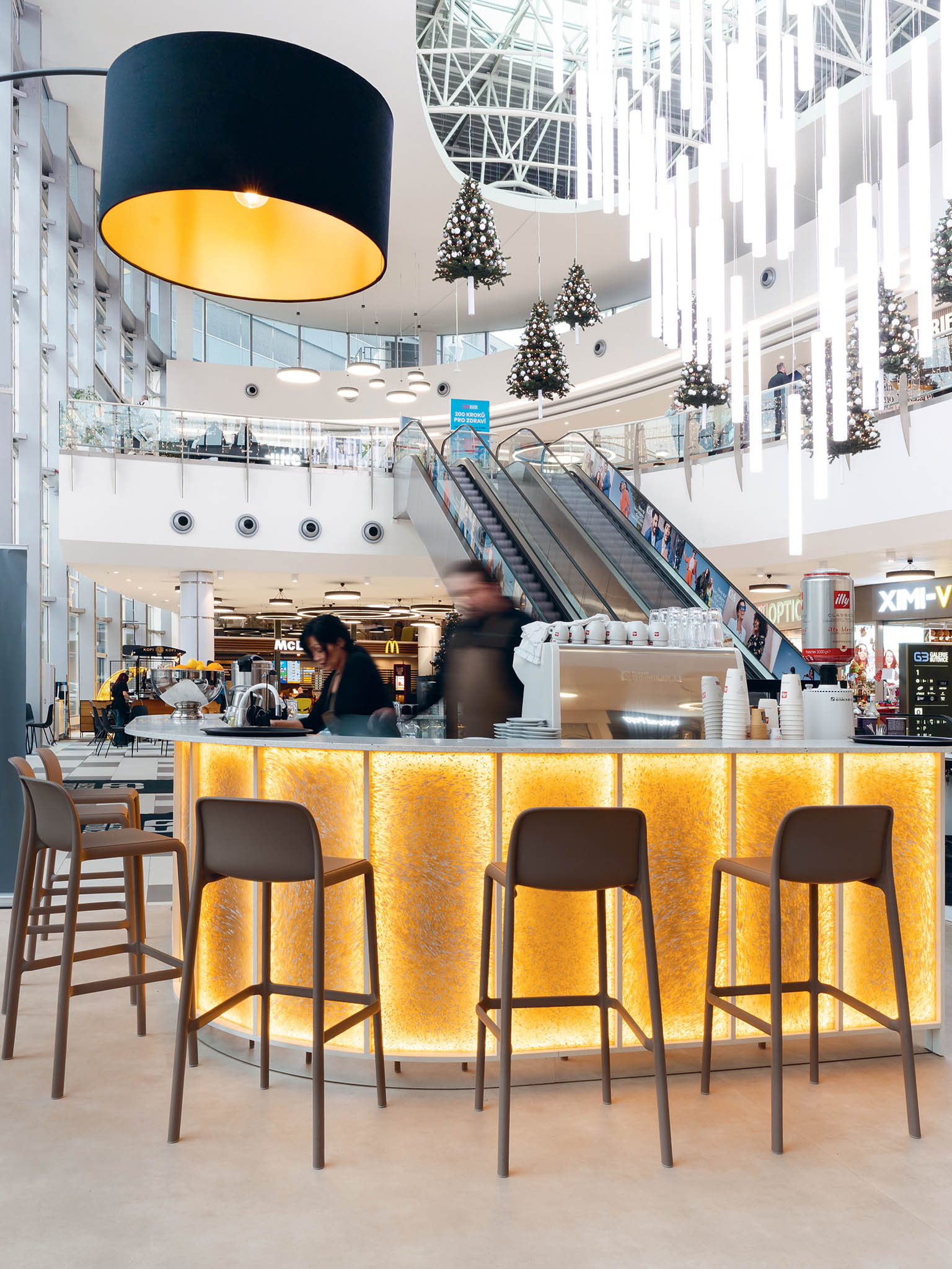 Z recyklovaného plastu může vzniknout i designový nábytek. Z tohoto materiálu je barový pult v Coffee Gallery v pražské Galerii Butovice s prosvícenou texturou. (Foto: Plastic Guys) Z recyklovaného plastu může vzniknout i designový nábytek. Z tohoto materiálu...