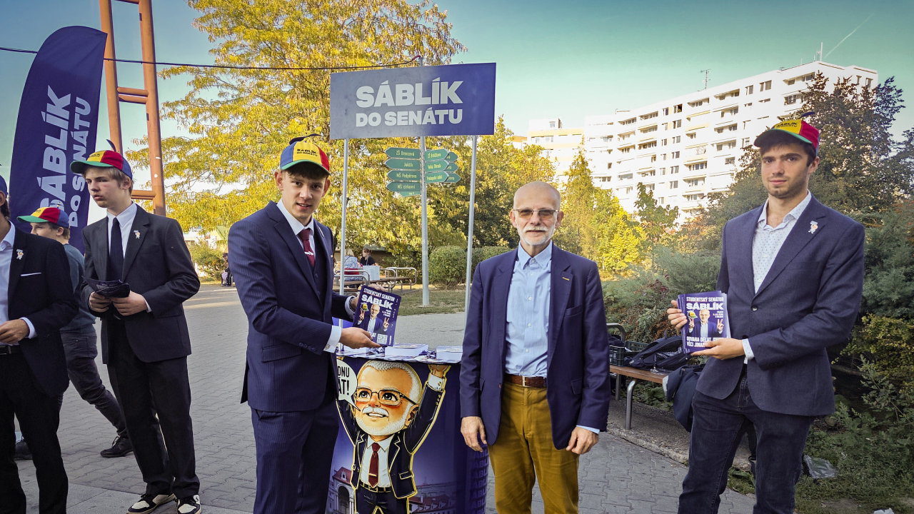 Studenti d�laj� kampa� �editeli Sm�chovsk� pr�myslov� �koly Radko S�bl�kovi.