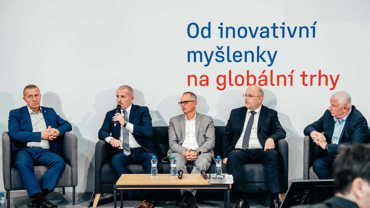 Diskutuj�c� (zleva): Daniel Krumpolc, CEO �EB, Petr Popel��, CEO MORAVIA...