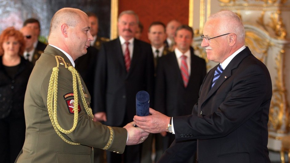 Dnes už bývalý šéf Vojenského zpravodajství Ondrej Páleník pøi jmenování generálem (8.5.2008)