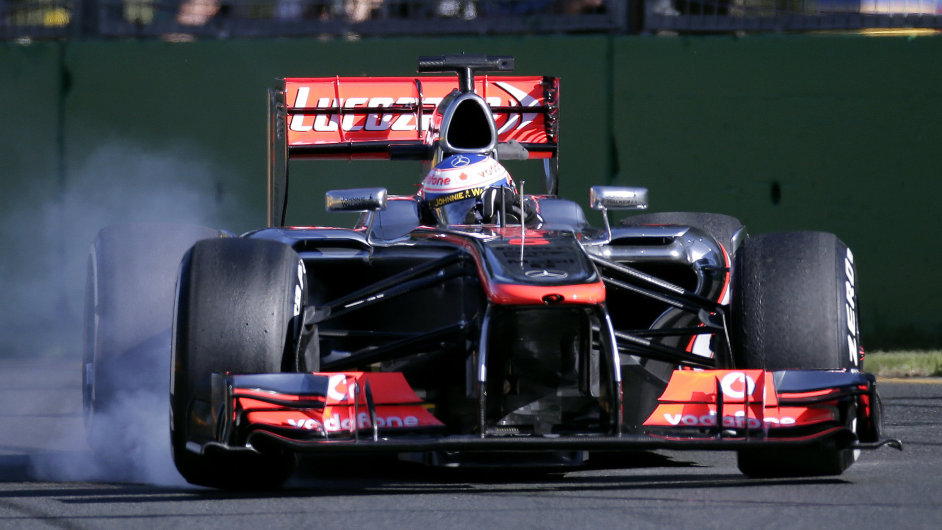Jenson Button s McLarenem na okruhu v Melbourne