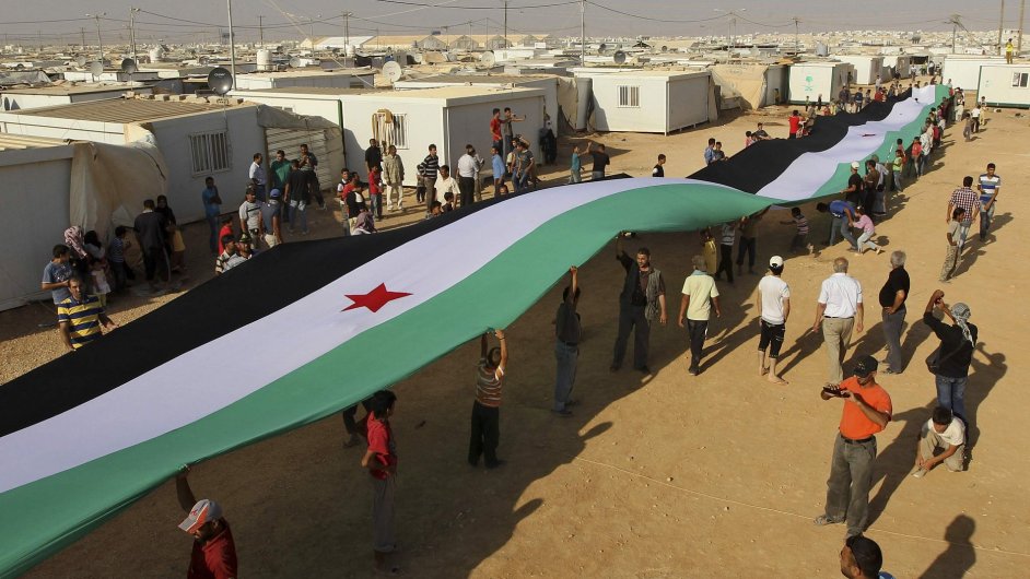 Obrovsk syrsk vlajka v uprchlickm tboe. Vlka v Srii trv u dva roky.