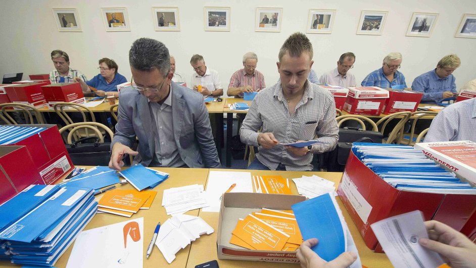 Sociln demokrat stali 6. srpna v Praze hlasy stranickho referenda.