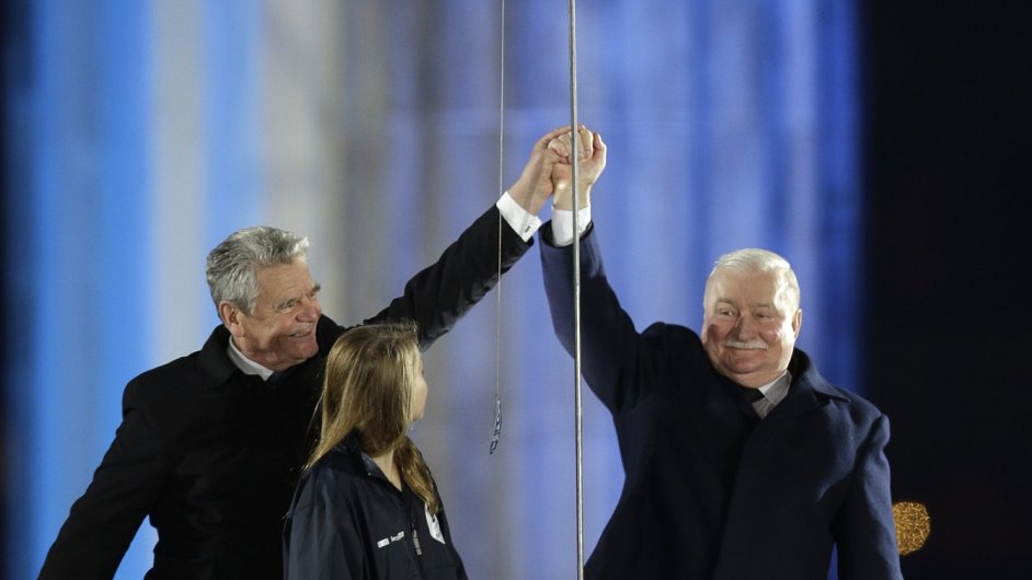 Nmeck prezident Joachim Gauck s prvnm prezidentem demokratickho Polska Lechem Walesou vypoutj jeden z balonk