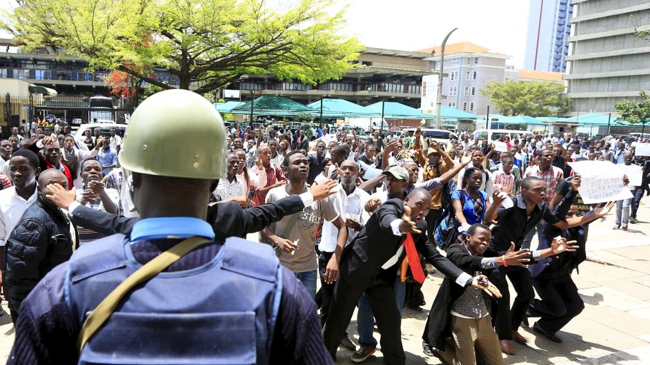 Ket studenti prochzej hlavnm mstem Nairobi.