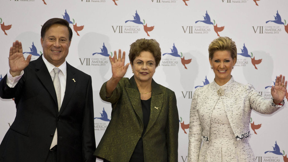Druh mandt obhjila prezidentka Rousseffov (na snmku uprosted) loni v jnu. Nyn se ale potk s hnvem i u svch tradinch voli.
