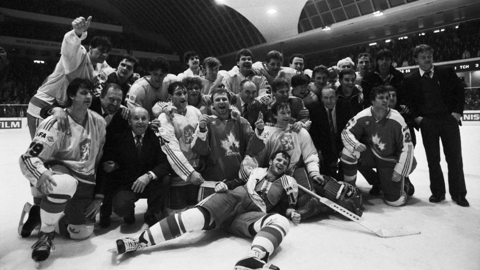 Zlat medaile vybojovali eskoslovent hokejist na MS 1985 po vhe 5:3 nad Kanadou. ada z nich si nsledn v euforii vymnila se soupeem dresy.