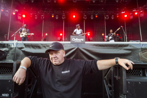 Snímek z nedělního koncertu skupiny Songhoy Blues na festivalu Colours of Ostrava.