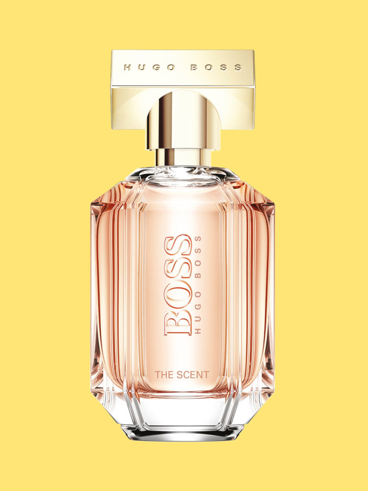 Podmanivá dámská verze vůně BOSS The Scent! Návrhář Jason Wu poprvé spolupracoval na vůni. Výsledek? Podmanivá dámská verze BOSS The Scent! Medové tóny svěží broskve se mísí se smyslně opojnými akordy vonokvětky a vášnivé frézie, zatímco pražené kakaové boby dávají celku lehký nádech mystiky.
Cena 3299 Kč za 100 ml.
