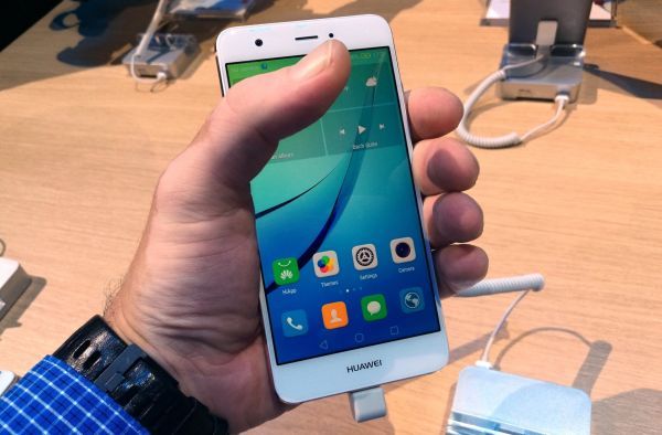 Test: Nova se tváří jako výzva pro iPhone SE, Huawei ale konkuruje hlavně sám sobě Test: Nova se tváří jako výzva pro iPhone SE, Huawei ale konkuruje hlavně sám sobě