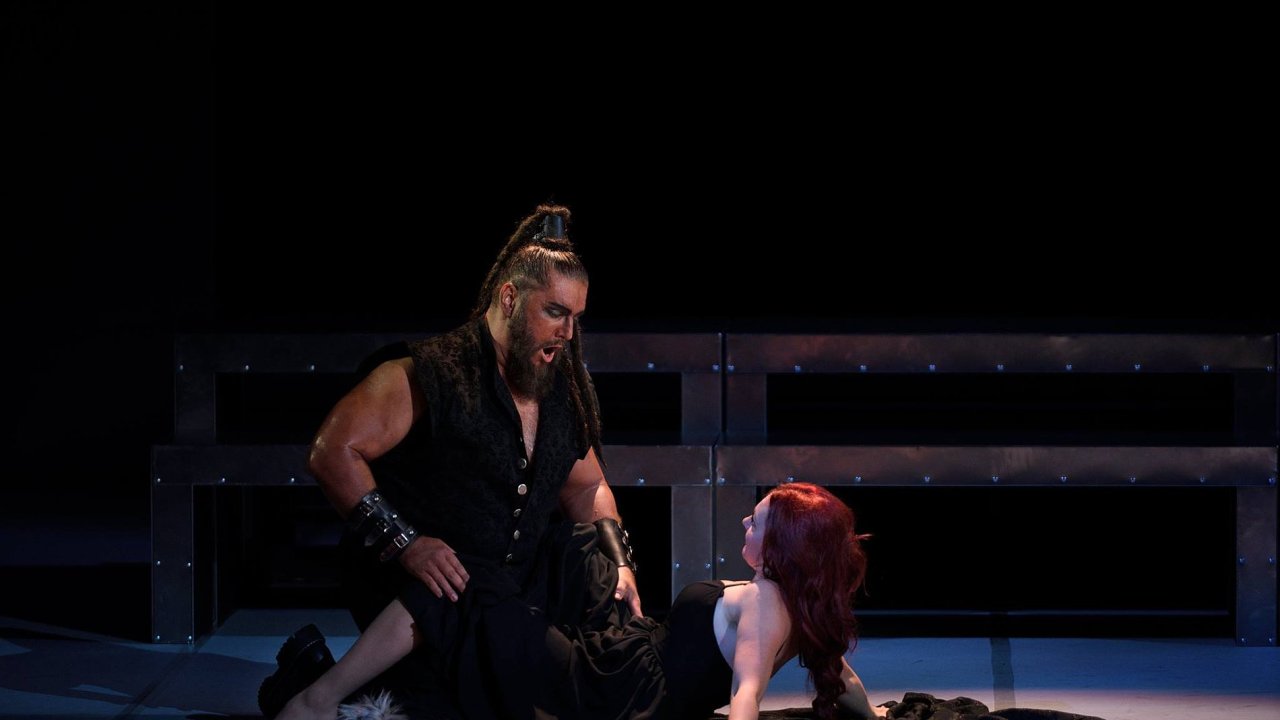 Na snmku ze zkouek ostravskho Otella jsou Jana rejma Karkov jako Desdemona a Titusz Tbisz v roli Otella.