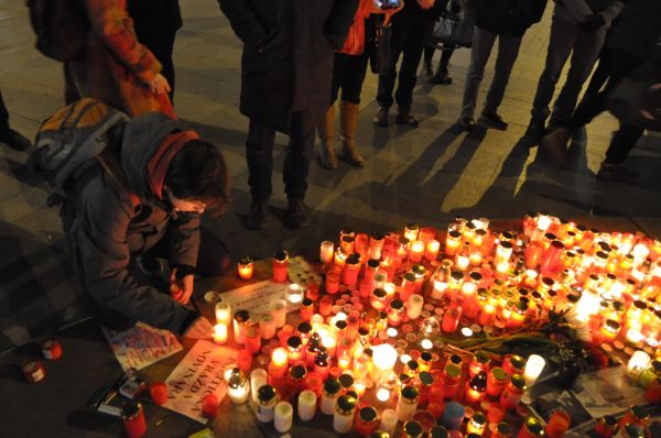 Na V&aacute;clavsk&eacute; n&aacute;m�st&iacute; p�i&scaron;ly des&iacute;tky lid&iacute; k so&scaron;e svat&eacute;ho V&aacute;clava zap&aacute;lit sv&iacute;�ky u fotografi&iacute; s portr&eacute;tem slovensk&eacute;ho investigativn&iacute;ho novin&aacute;�e J&aacute;na Kuciaka.