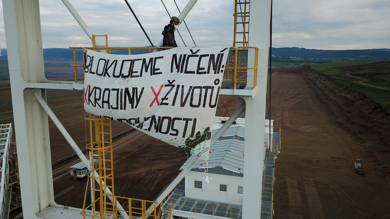 Skupina aktivistek obsadila 10. èervna ráno rypadla v uhelných dolech Bílina na Teplicku a Nástup-Tušimice na Chomutovsku. Žádají rychlý a spravedlivý konec uhlí.