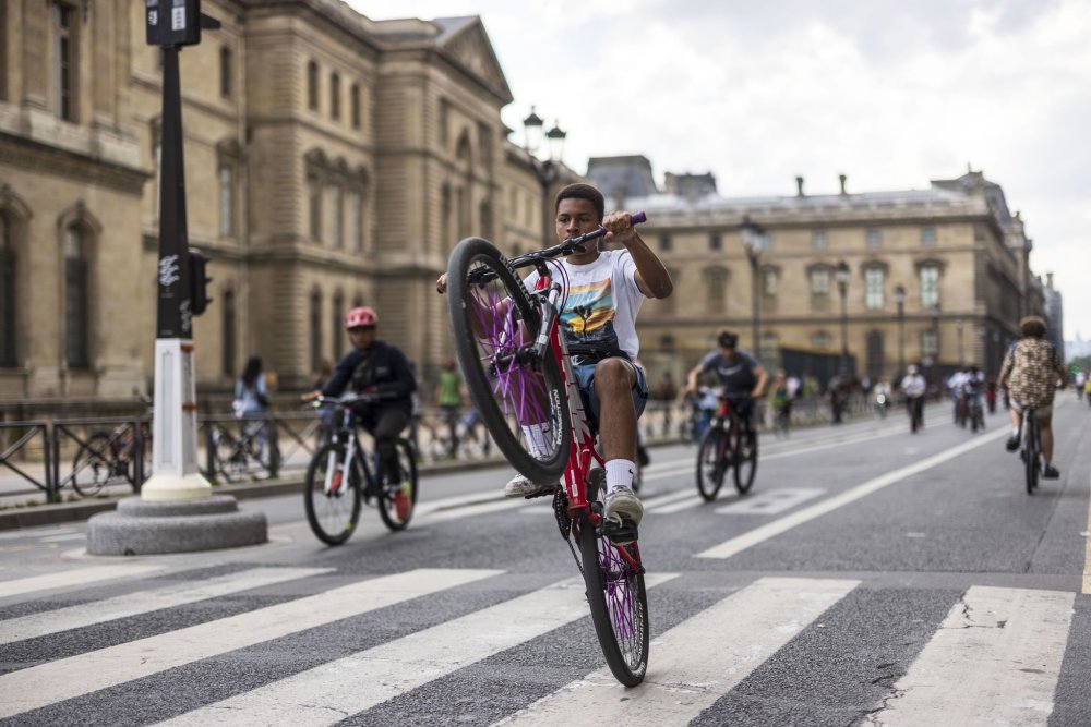 Paříž a Brusel vycházejí vstříc cyklistům, budují bezpečné cyklopruhy a finančně podporují firmy, které motivují své zaměstnance k používání elektrokol namísto aut.