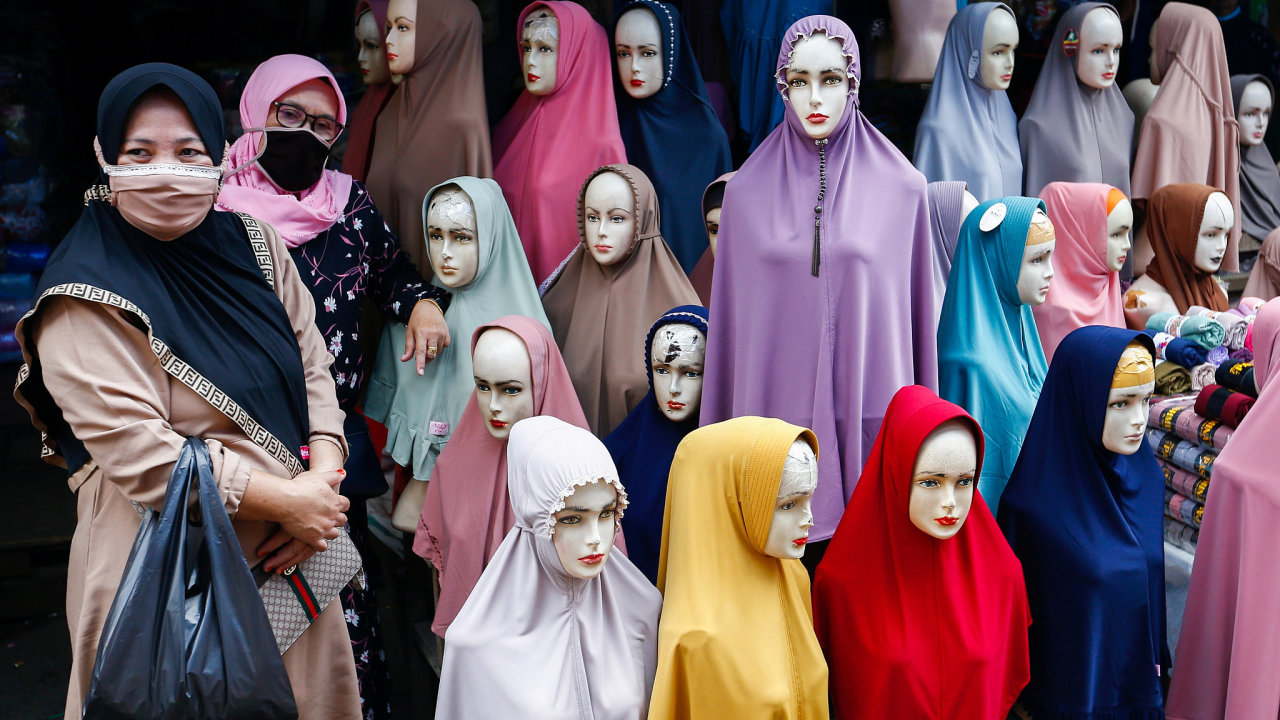 Islámská móda je vyjádřením „fitry“, stavu vrozené čistoty. Přesto západní svět považuje muslimky kvůli zakrývání hlavy za utlačované. Představte si ale, že žádáte matku Terezu, aby si sundala šátek.