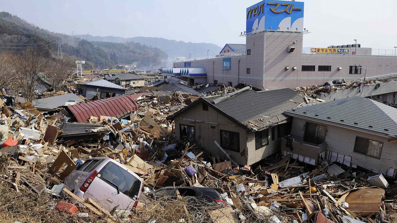 Japonsk obchodn centrum zasaen vlnou tsunami