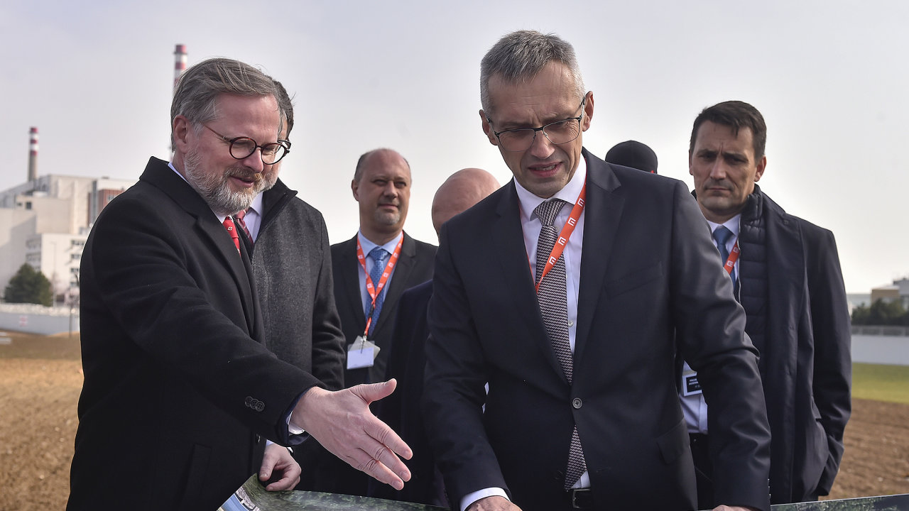 Pøedseda vlády Petr Fiala (vlevo) navštívil 17. bøezna 2022 Jadernou elektrárnu Dukovany. V popøedí vpravo je øeditel divize Nová energetika ÈEZ Tomáš Pleskaè.