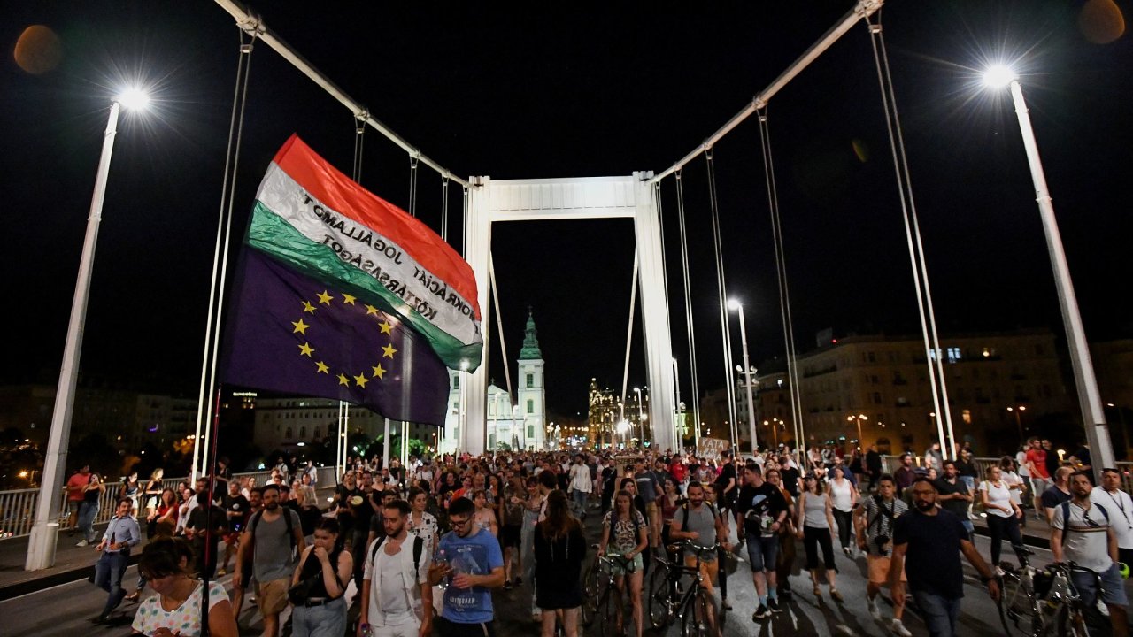 Støedeèní protest na Alžbìtinì mostì v Budapešti proti vládním rozpoètovým škrtùm. Na sobotní veèer se chystá další shromáždìní