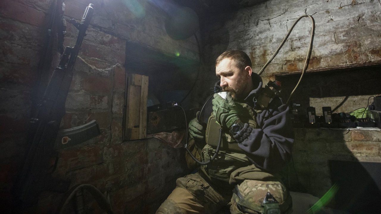 Ukrajinsk vojk v jednom dom v Bachmutu