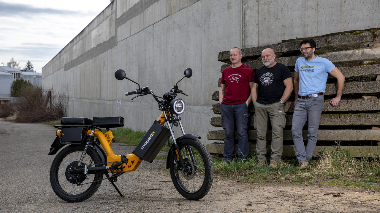 Hlavní trojice, která stojí za projektem Mopedixu, nového mopedu èeské výroby. Zleva Miroslav Špaèek, Jindøich Melichar a David Kasl.