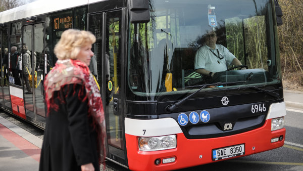 Všechny zastávky autobusů v Praze by mohly být na znamení