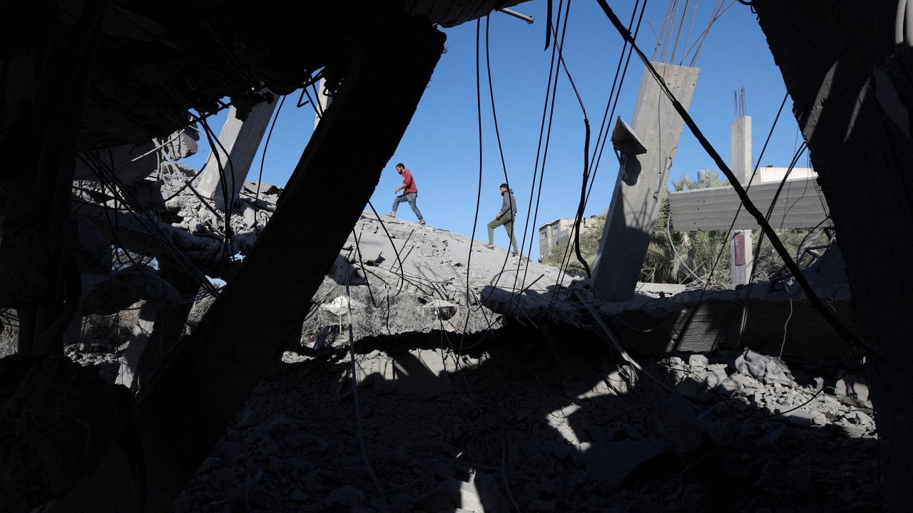 Palestinci se prochzej po troskch po izraelskm toku na dm.
