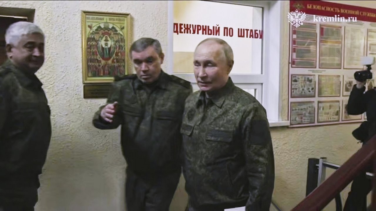 Vladimir Putin navtvil Kurskou oblast na zpad zem. Fotografie je pozen z videozznamu, kter poskytly rusk ady.