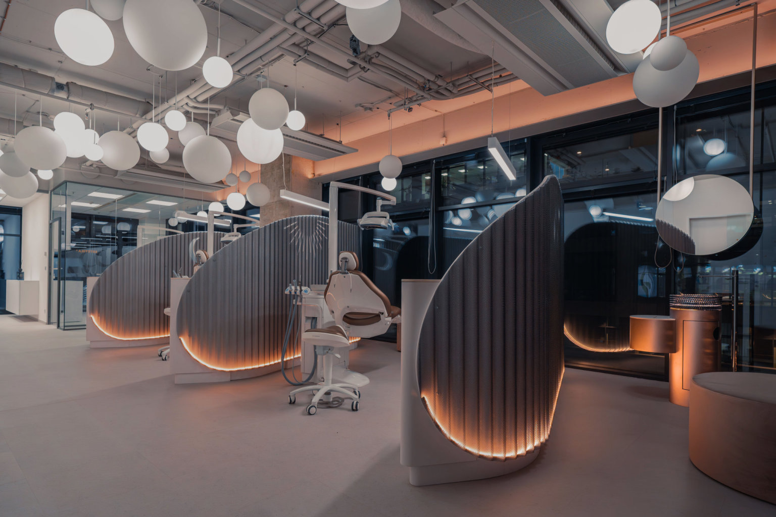 Brněnský Ortho Dent se na první pohled zdravotnickému zařízení nepodobá. Atmosféru jsme vytvořili s odkazem na historii office parku Vlněna. (Foto: Komerční prezentace) Brněnský Ortho Dent se na první pohled zdravotnickému zařízení nepodobá. Atmosféru jsme vytvořili s odkazem na historii office parku Vlněna.
