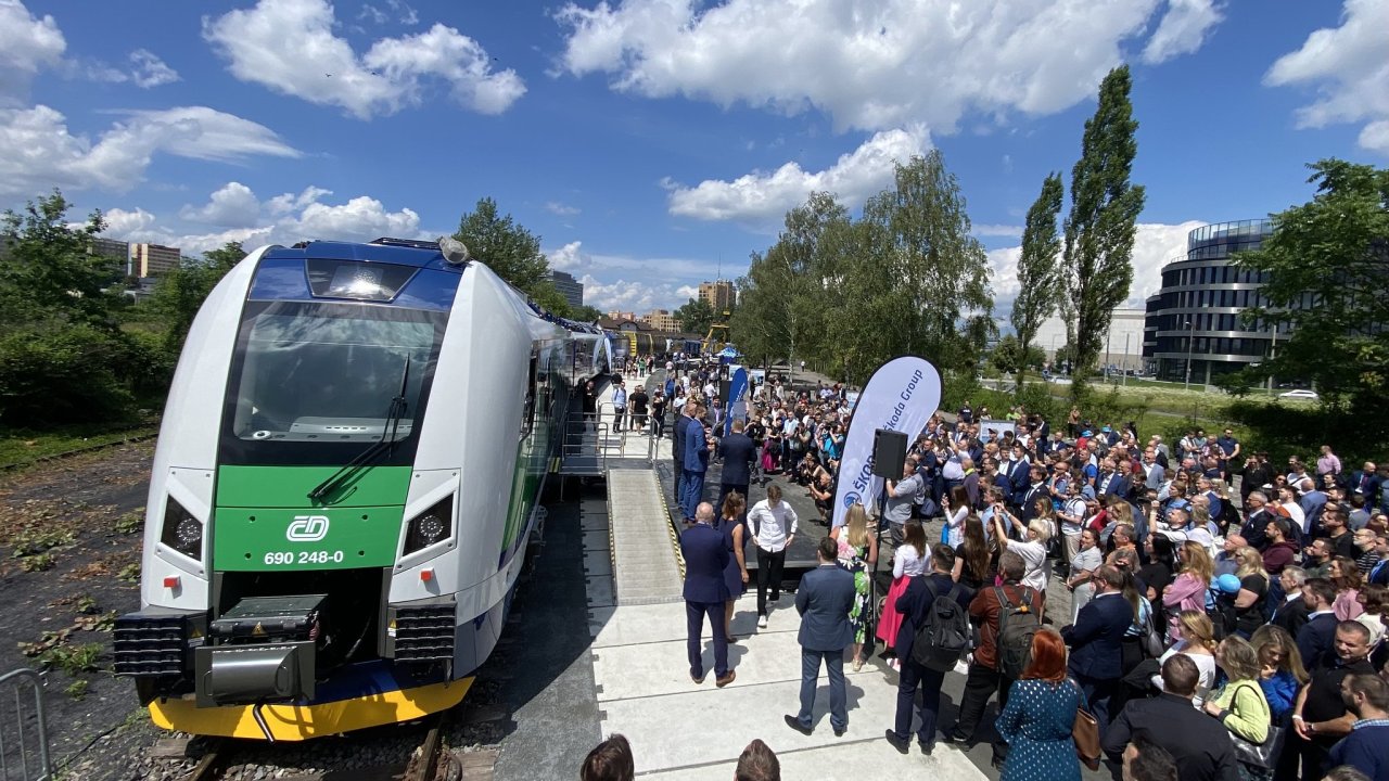 I vlak me bt za hvzdu. Na loskch Rail Business Days v Ostrav si tuto roli vyzkouela bateriov verze RegioPanteru ze kody Transportation. A letos se dok jeho pokraovatel.
