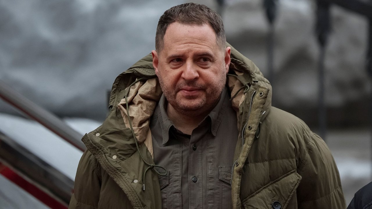 f Zelenskho kancele a nejvlivnj Ukrajinec Andrij Jermak podal rezignaci kvli vyetovn korupnho skandlu.