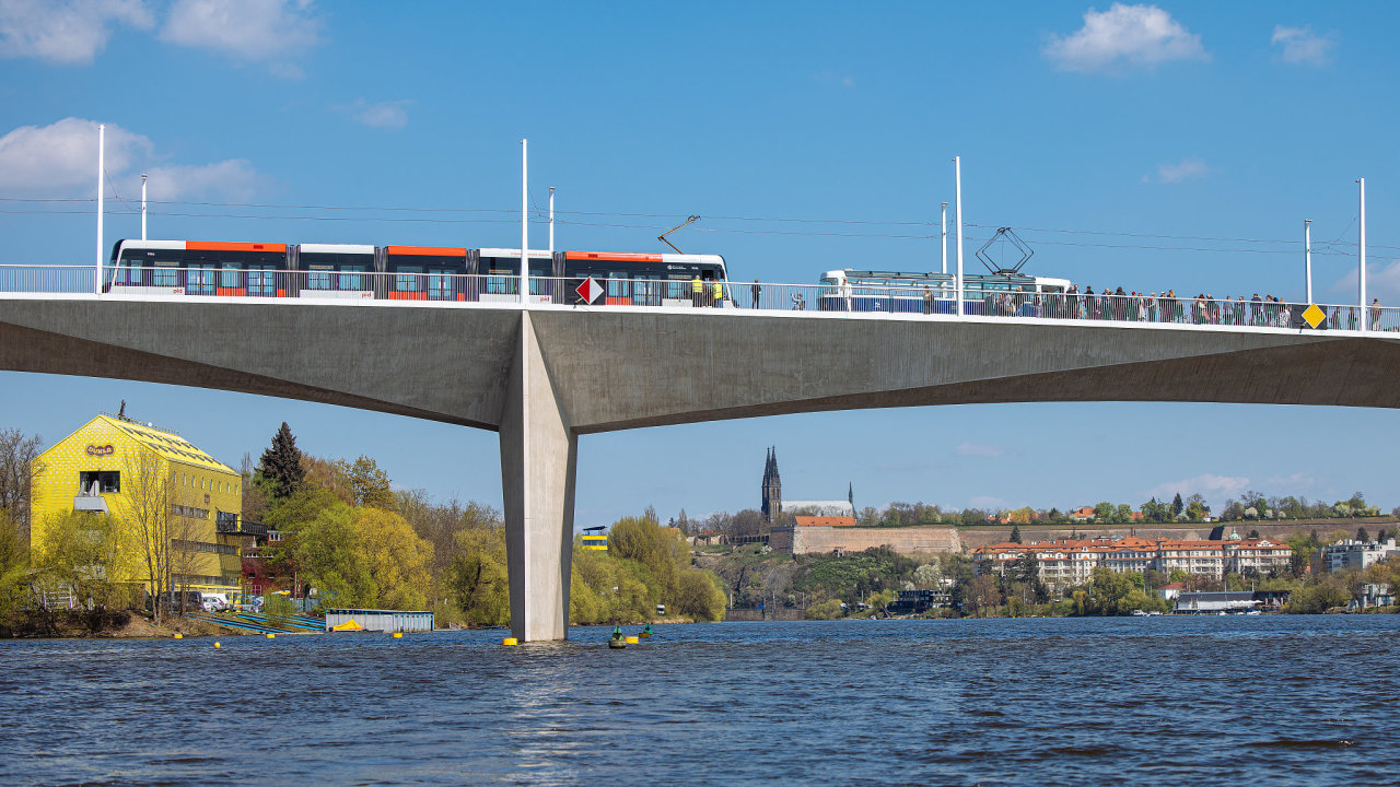 Dal�� most p�es Vltavu jde do provozu. Dvoreck� most nov� spojuje pra�sk� �tvrti Sm�chov a Podol�. A hlavn� s provozem tramvaj� citeln� zam�ch�.