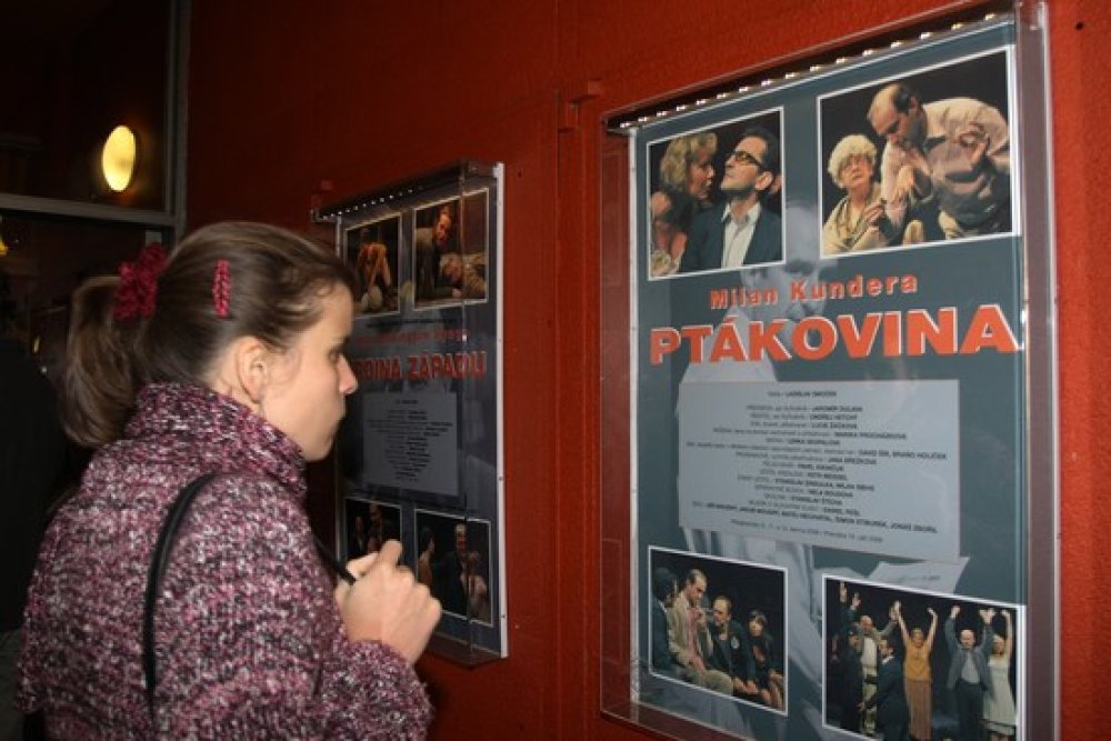 ptakovina_premiera__550x367_.jpg Divačka si prohlíží plakát představení před páteční premiérou