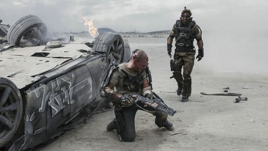 Matt Damon a Sharlto Copley ve filmu Elysium