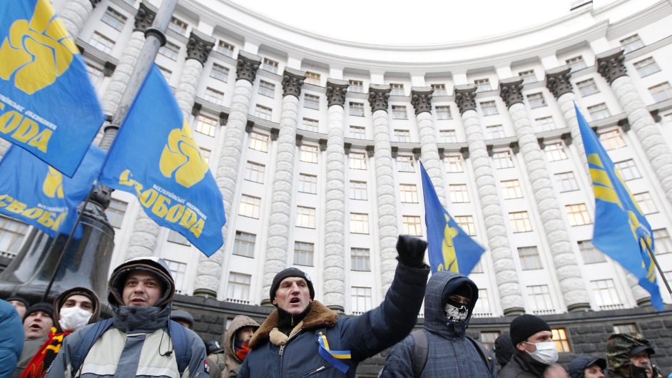 Demonstranti ped sdlem vldy v Kyjev.