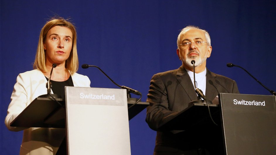 Ministrynì zahranièí Evropské unie Federica Mogheriniová a íránský ministr zahranièí Mohammad Džavád Zaríf bìhem jednání o jaderném programu
