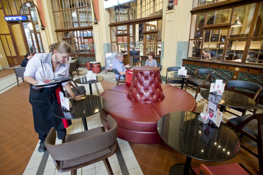 Secesní halu na pražském hlavním nádraží obsadil po obnově kavárenský řetězen Café Coffee Day.