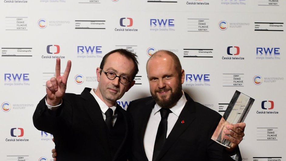 Cenu za nejlep film a reii pevzali producent David Ondek (vpravo) a reisr Petr Zelenka za film Ztraceni v Mnichov.