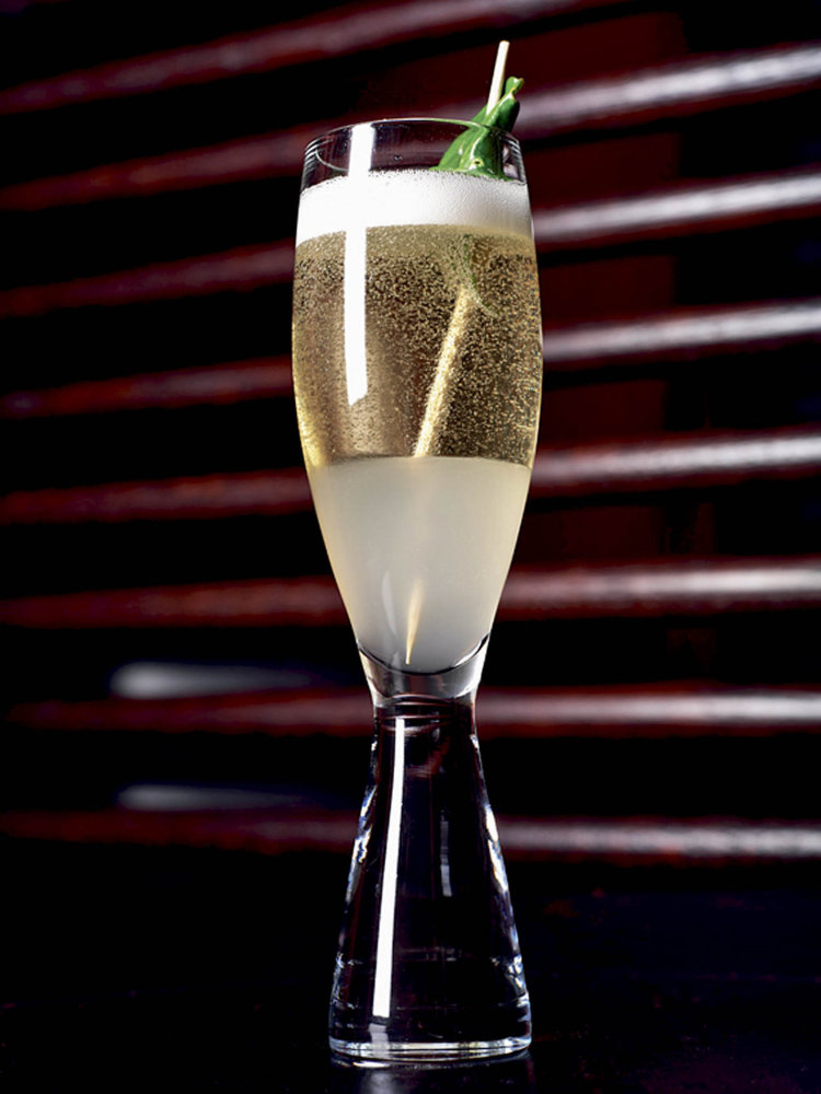 Koktejl Czech Bellini. Míchá se z 10 ml jablečné šťávy, 5 ml vodky Babička a navrch se dolije vrstvou šampaňského. Koktejl zdobí list kafrové limetky. Koktejl Czech Bellini. Míchá se z 10 ml jablečné šťávy, 5 ml vodky Babička a navrch se dolije vrstvou šampaňského. Koktejl zdobí list kafrové limetky.