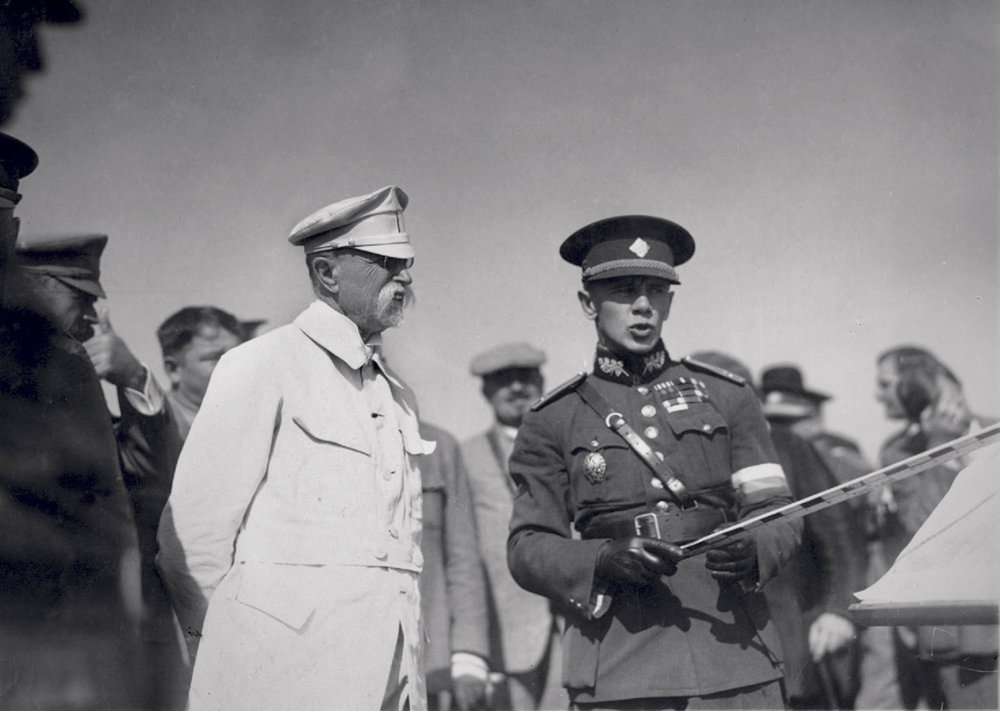 Generál československé armády Sergej Vojcechovský s T. G. Masarykem na cvičení na Moravě (1927) a jako vězeň v gulagu (po roce 1945) Generál československé armády Sergej Vojcechovský s T. G. Masarykem na cvičení na Moravě (1927) a jako vězeň v gulagu (po roce 1945)