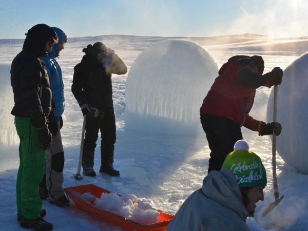 Libere�t&iacute; architekti stav&iacute; v Norsku vesnici z ledu. V pr�svitn&yacute;ch igl&uacute; budou mo�n&aacute; p�esp&aacute;vat &scaron;kol&aacute;ci nebo turist&eacute;