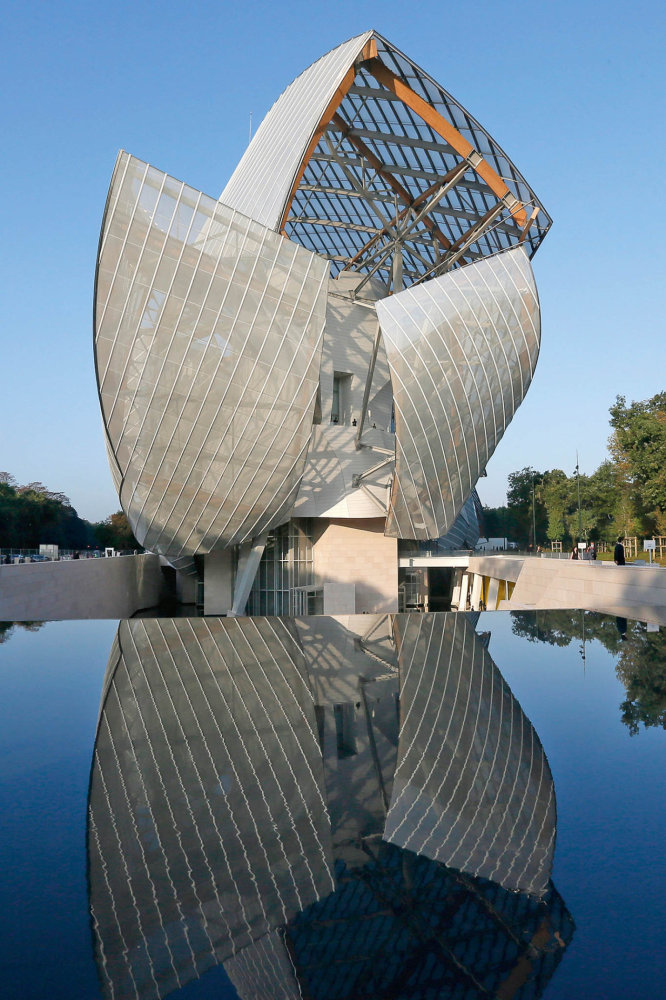 Pařížská Fondation Louis Vuitton (Frank Gehry) je příkladem hi-tech přístupu v disciplíně opláštění budov.