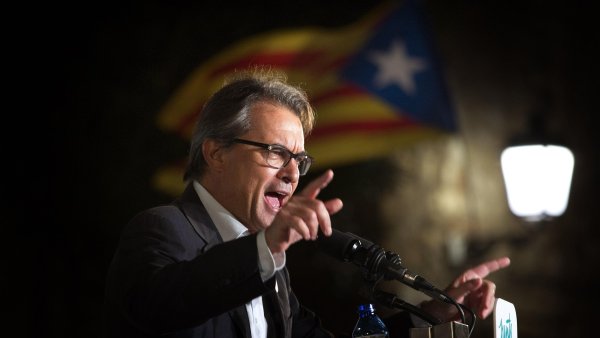 Bývalý katalánský premiér Artur Mas dostal dvouletý zákaz výkonu veřejné funkce.