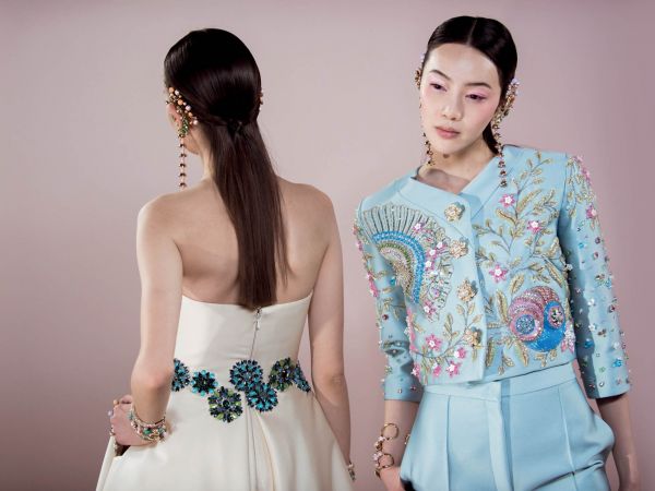 Pa�&iacute;�sk&yacute; t&yacute;den m&oacute;dy haute couture u� se net&yacute;k&aacute; pouze &scaron;at� na&nbsp;m&iacute;ru, zna�ky prezentuj&iacute; mimo ofici&aacute;ln&iacute; kalend&aacute;� sv&eacute; pret-a-porter linie, upravuj&iacute; se i&nbsp;jindy tak &uacute;zkostliv� dodr�ovan&aacute; pravidla.