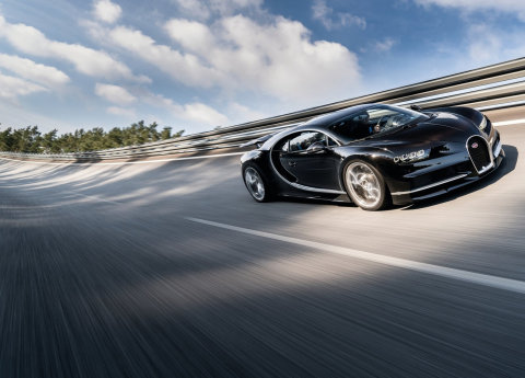 Nejrychlejší sériově vyráběný vůz Bugatti Chiron byl 11. září představen na koncernovém večeru skupiny Volkswagen v předvečer 67. mezinárodního autosalonu ve Frankfurtu nad Mohanem.